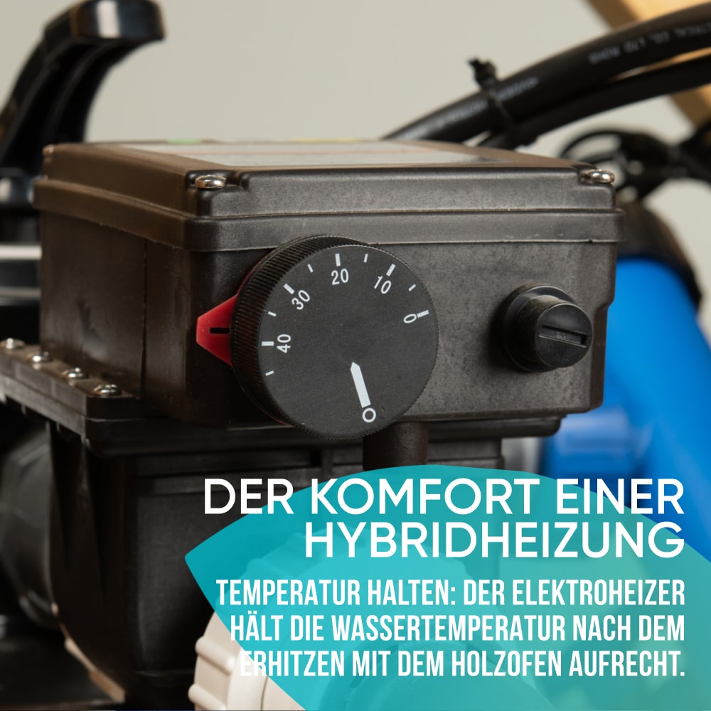 Nahaufnahme der Steuerungseinheit eines hybriden Hot Tub-Heizers mit Temperaturregler – elektrische Heizung hält nach dem Aufheizen mit dem Holzofen konstant die Wassertemperatur für komfortable Outdoor-Wellness.