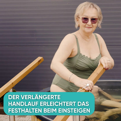 Ältere Frau hält sich beim Einsteigen am verlängerten Handlauf der Hot-Tub-Treppe fest