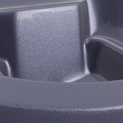 Nahaufnahme einer metallisch strukturierten Oberfläche mit glatten Kanten und dezent gesprenkelter Optik