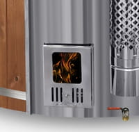 Wellness-Holzofen mit sichtbaren Flammen im Innenraum