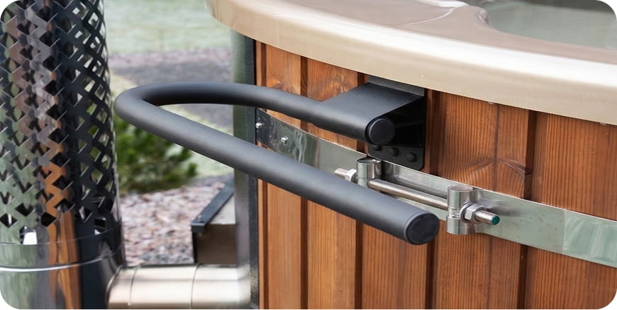 Ein Handtuchhalter, der an der hölzernen hot tub befestigt ist