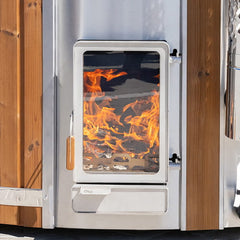 Verta-Holzofen mit sichtbaren Flammen im Innenraum