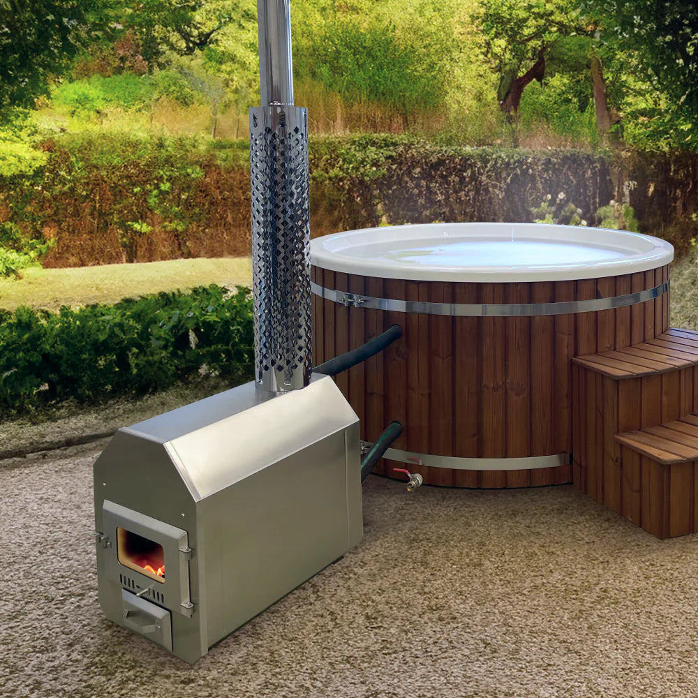 Hot Tub im Außenbereich mit integriertem Edelstahlofen, Holztreppe und grüner Umgebung mit Bäumen
