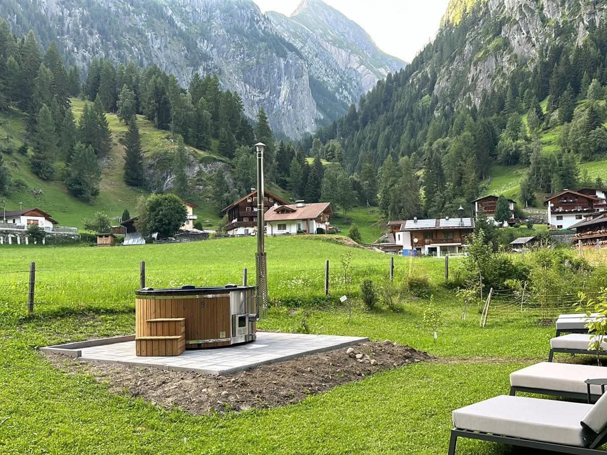 Gardenvity hot tub in den österreichischen Alpen – eine reale Kundeninstallation in einer Berglandschaft.