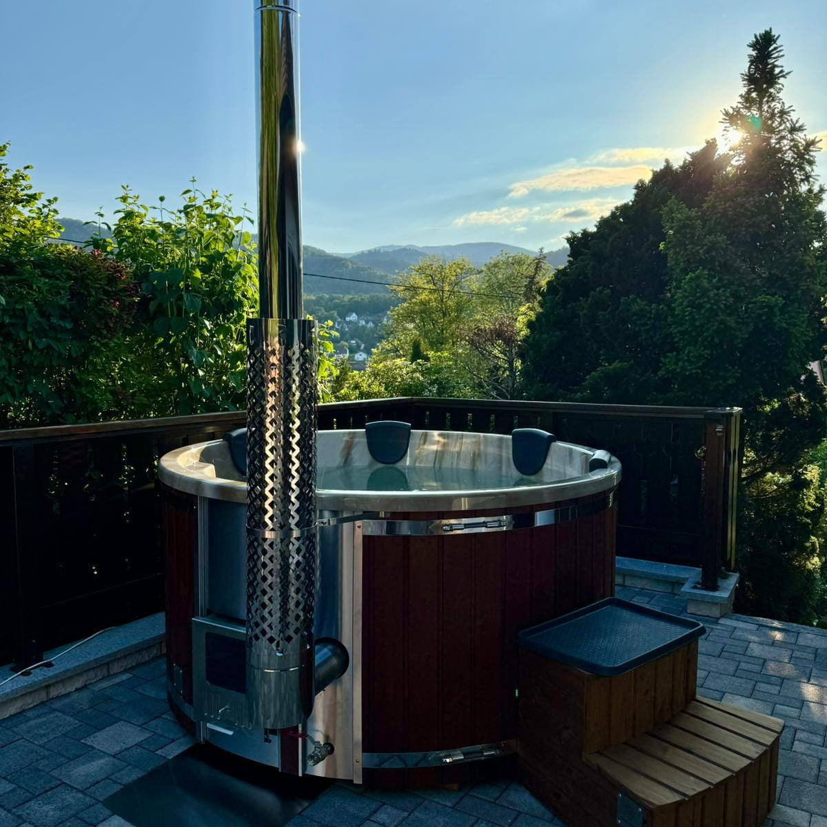 Modernes Gardenvity-Whirlpool-Setup mit Bergblick in Frankreich.