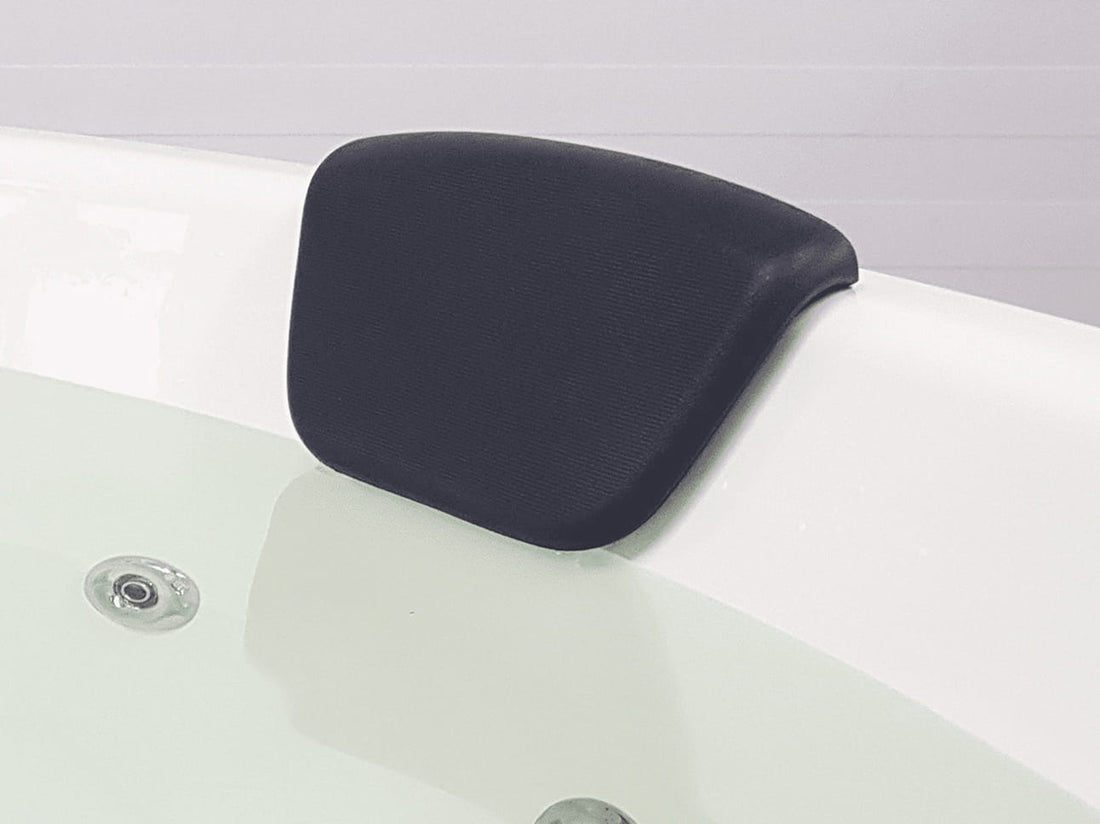 Schwarze Kopfstütze auf einem weißen Hot Tubx mit grauem Hintergrund