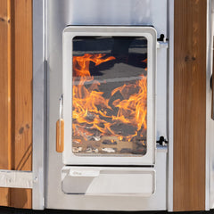 Verta-Holzofen mit sichtbaren Flammen, eingebaut in die Holzverkleidung des Hot Tubs